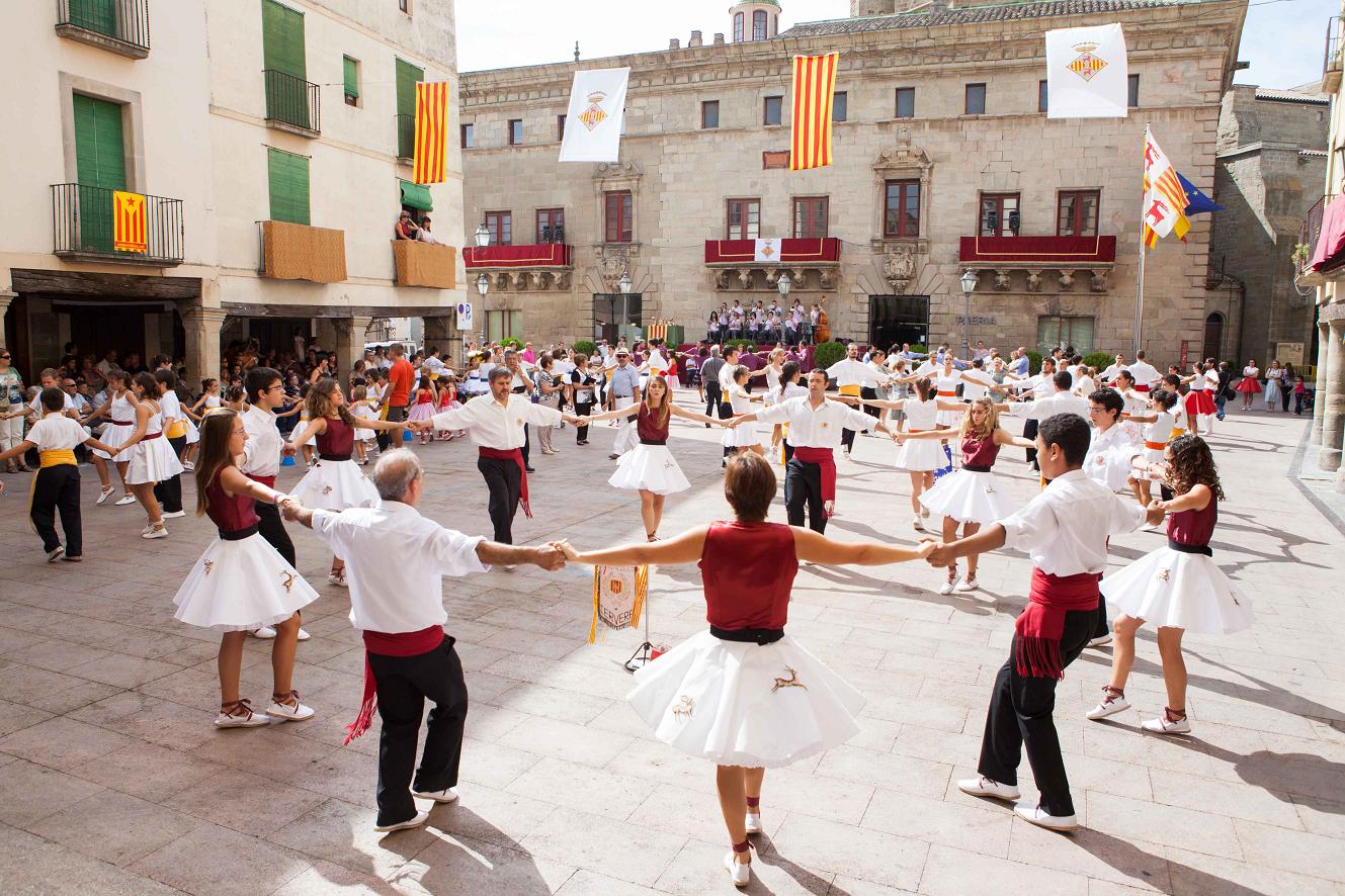 Особенности населения испании. Сардана танец в Каталонии. Сардана в Барселоне. Сардана испанский танец. Хоровод Сардана (Sardana),.